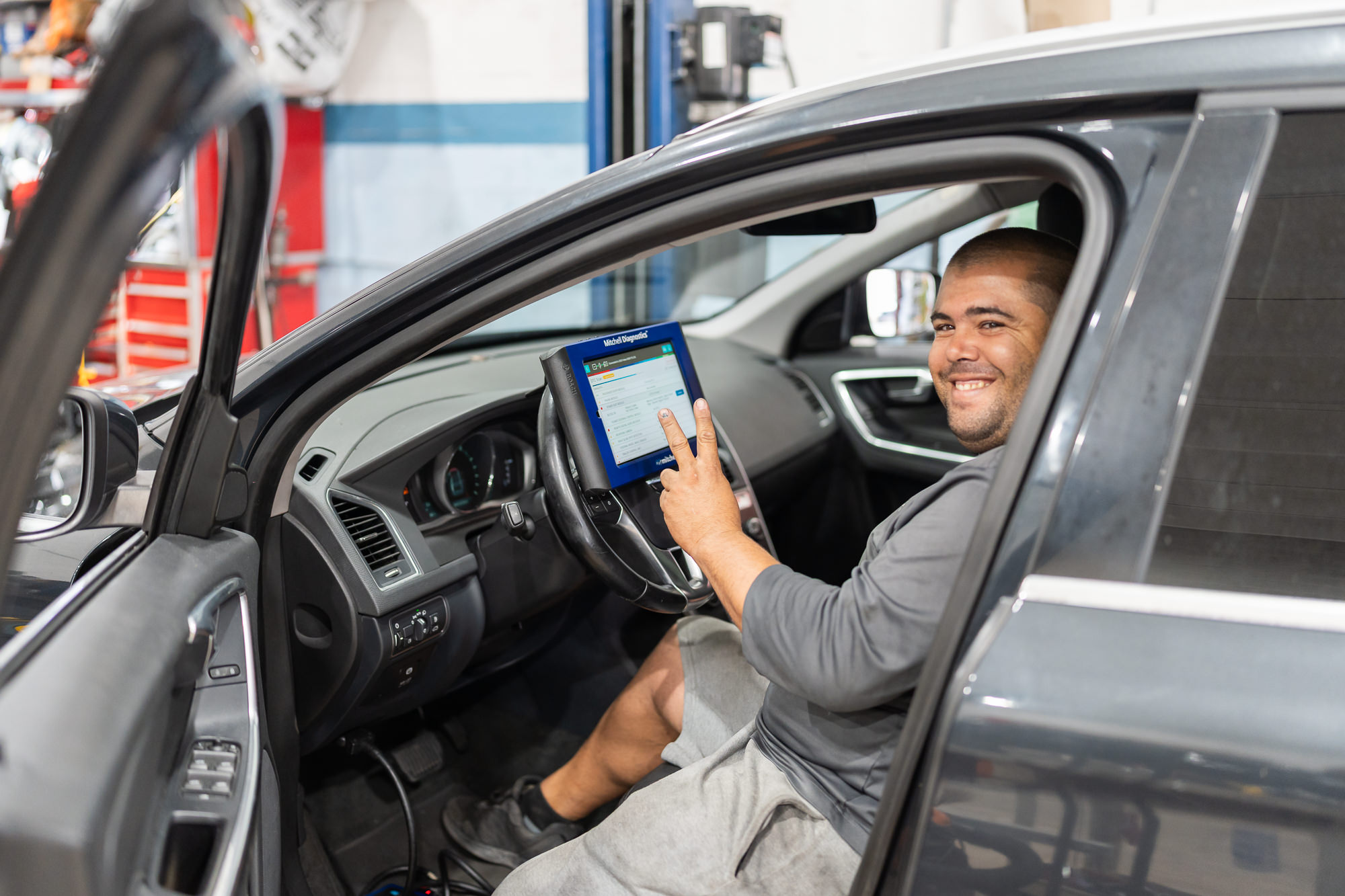 Technician running diagnostics for free estimate