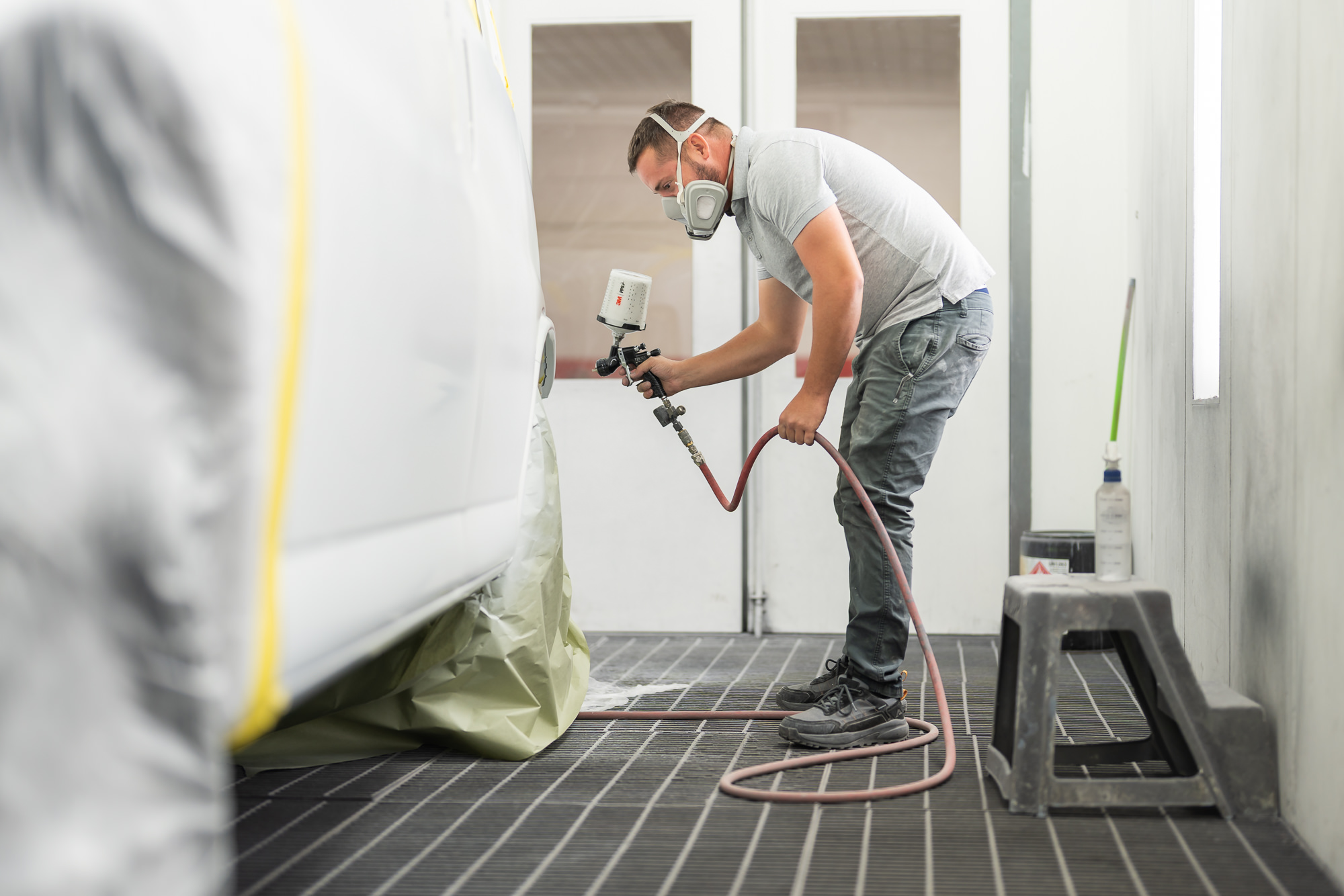 Technician grinding and repairing vehicle body panel